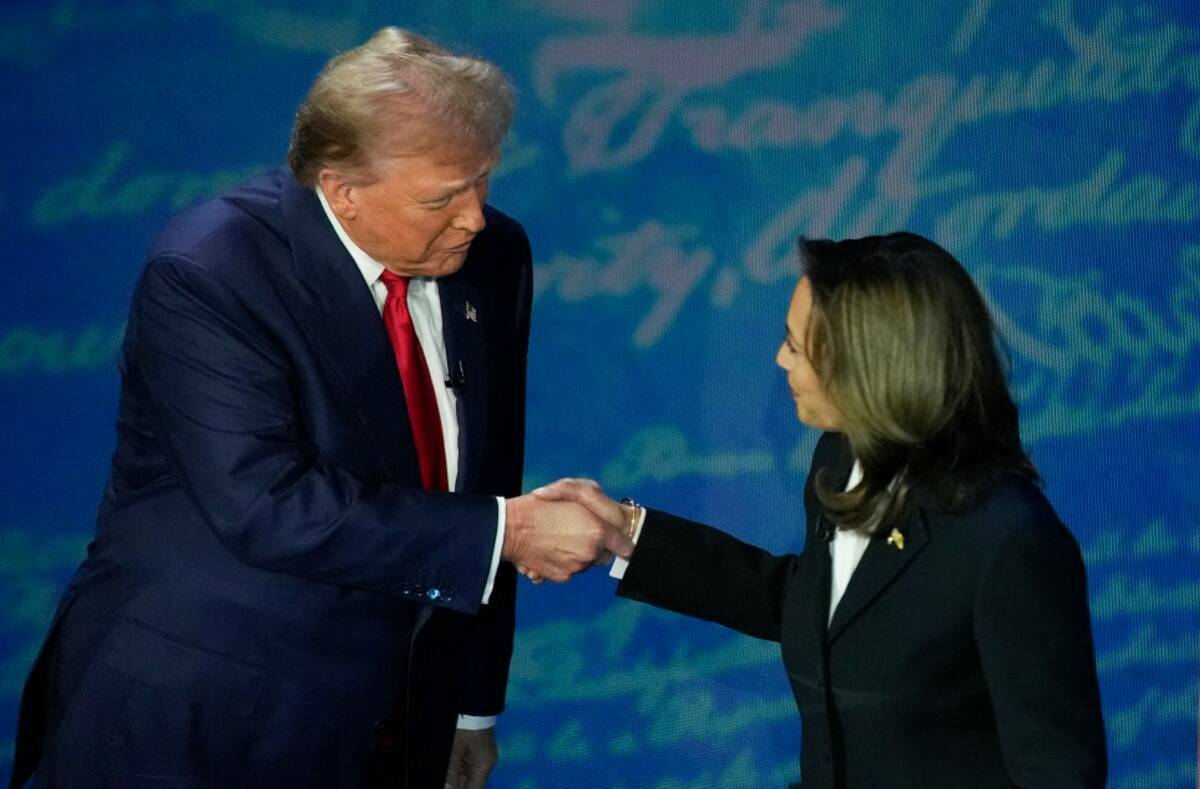 El expresidente Donald Trump estrecha la mano de la vicepresidenta Kamala Harris durante un deb ...