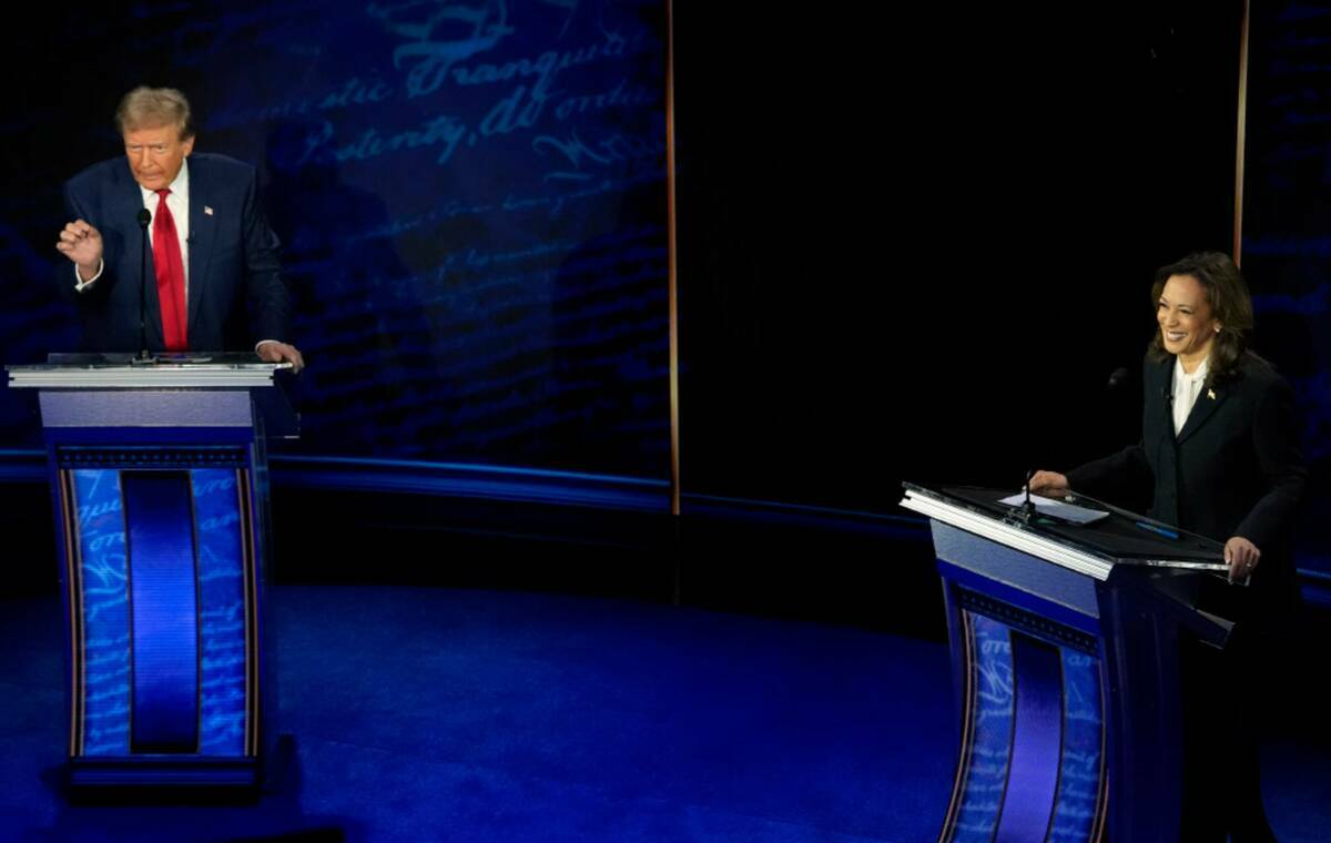 El expresidente Donald Trump y la vicepresidenta Kamala Harris participan durante un debate pre ...