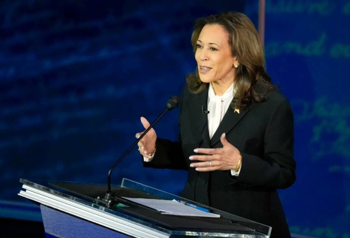 La vicepresidenta Kamala Harris habla durante un debate presidencial con el candidato presidenc ...