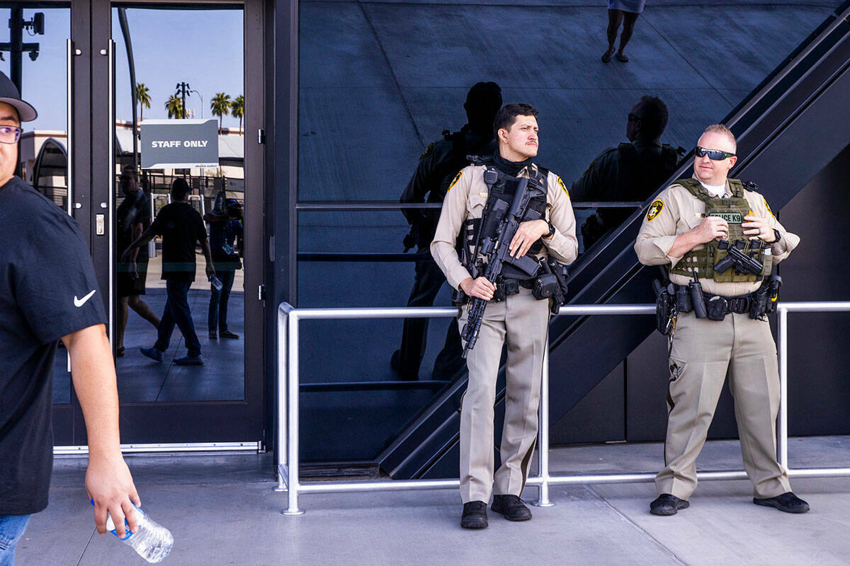 Agentes de la Policía Metropolitana en una entrada antes de que los Raiders enfrenten a los Mi ...