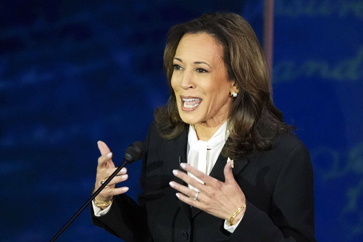 La candidata presidencial demócrata, la vicepresidenta Kamala Harris, habla durante un debate ...