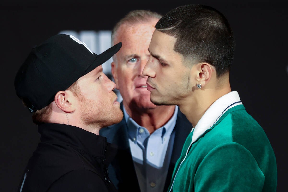 Canelo Álvarez, a la izquierda, y Edgar Berlanga frente a frente durante una conferencia de pr ...