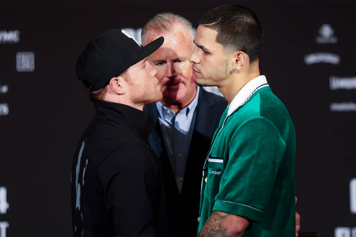 Canelo Álvarez, a la izquierda, y Edgar Berlanga frente a frente durante una conferencia de pr ...