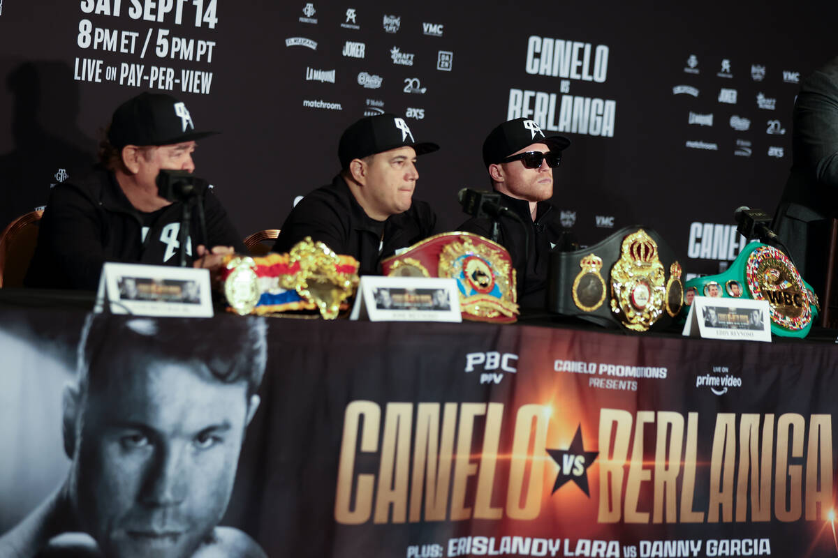 Canelo Álvarez, a la derecha, y su equipo se sientan en el escenario durante una conferencia d ...