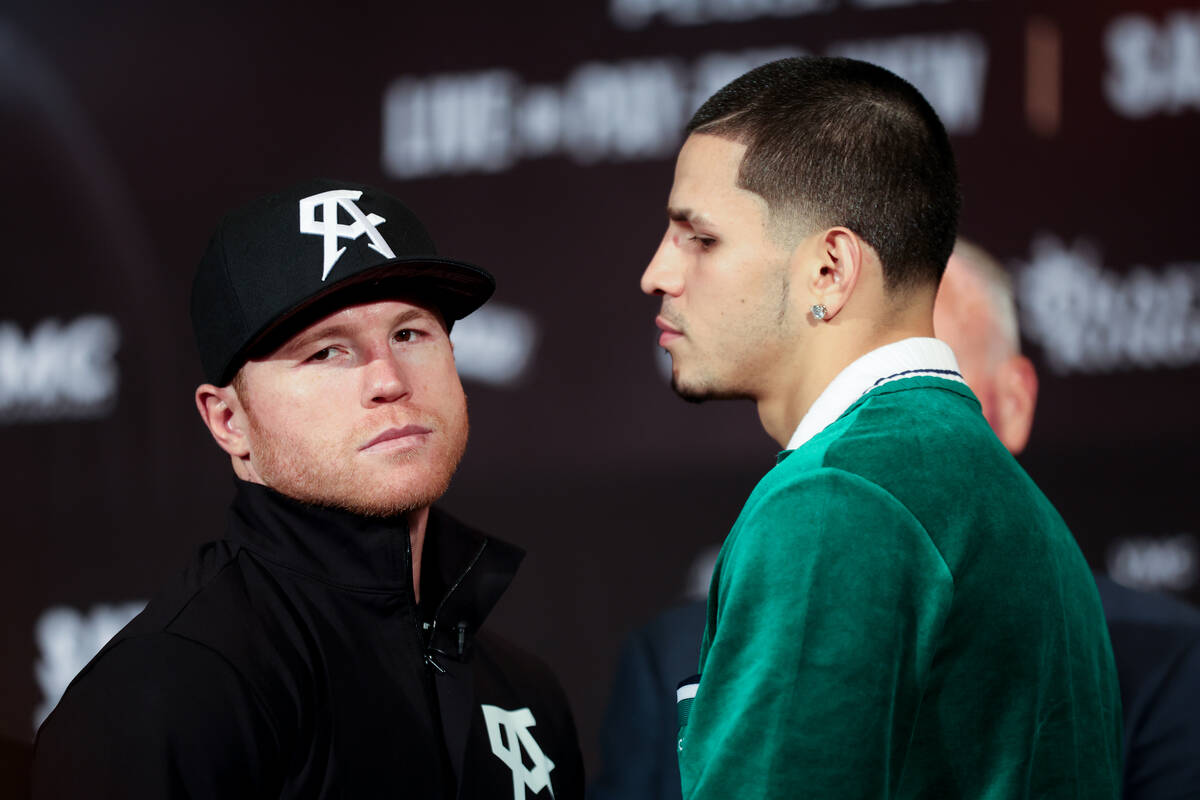 Canelo Álvarez, a la izquierda, se da la vuelta después del cara a cara con Edgar Berlanga du ...