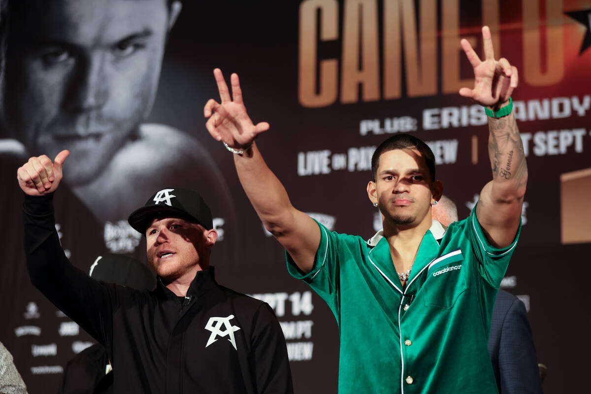 Canelo Álvarez, a la izquierda, y Edgar Berlanga posan durante una conferencia de prensa en el ...