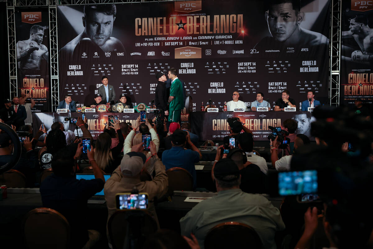 Canelo Álvarez, a la izquierda, y Edgar Berlanga frente a frente durante una conferencia de pr ...