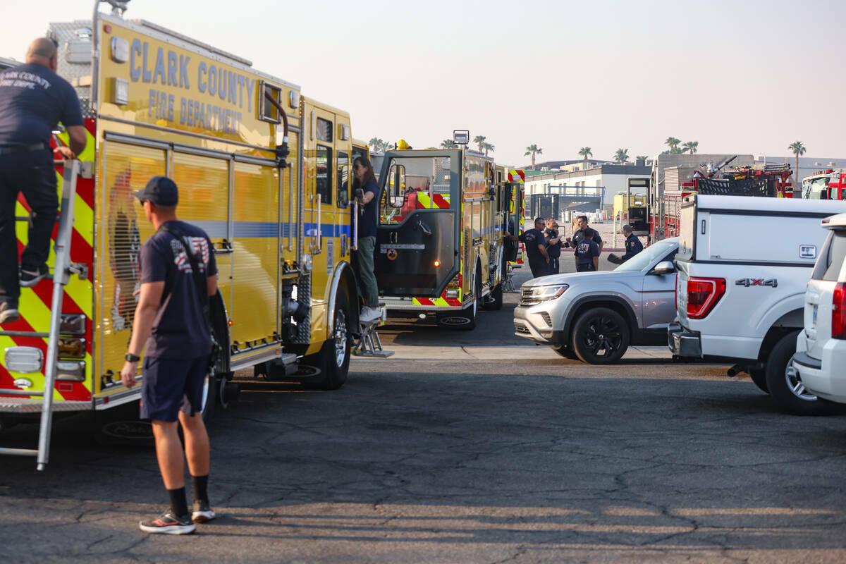 Bomberos se preparan para partir hacia el Incendio de Davis desde el centro de capacitación de ...