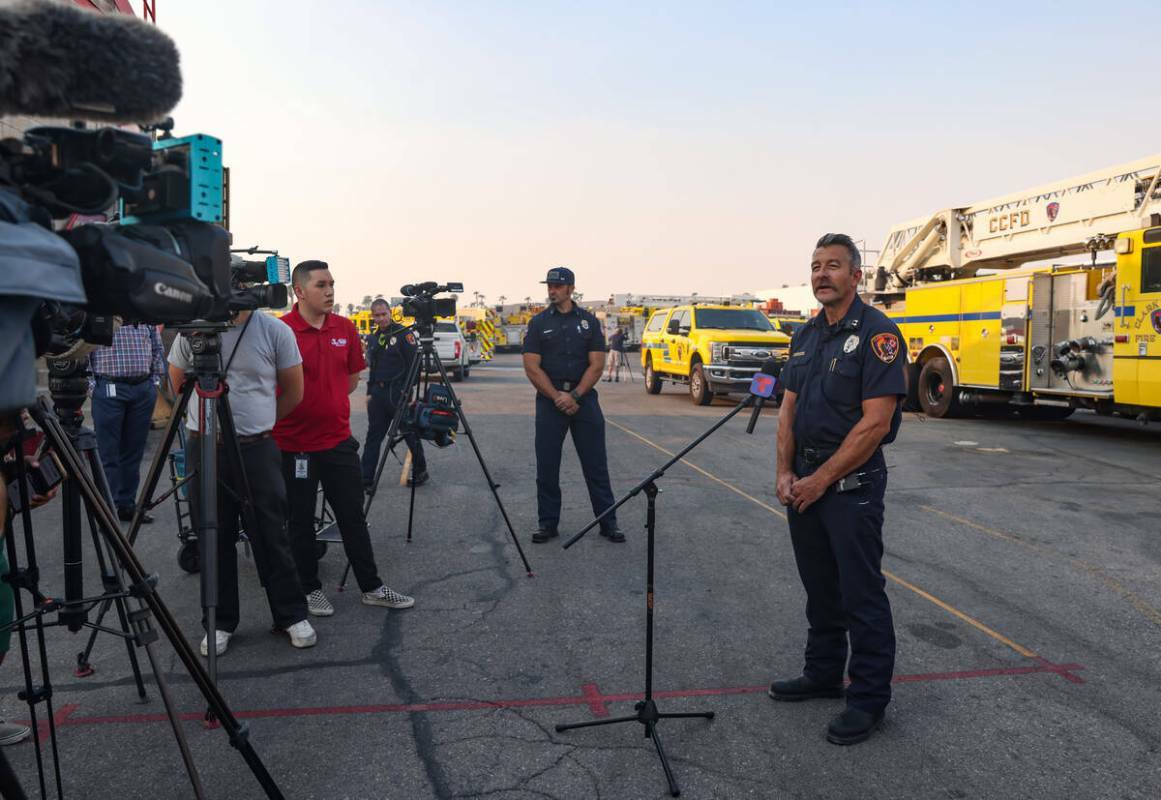 El capitán de Bomberos del Condado Clark, Matt Vanbuskirk, se dirige a los medios en el centro ...