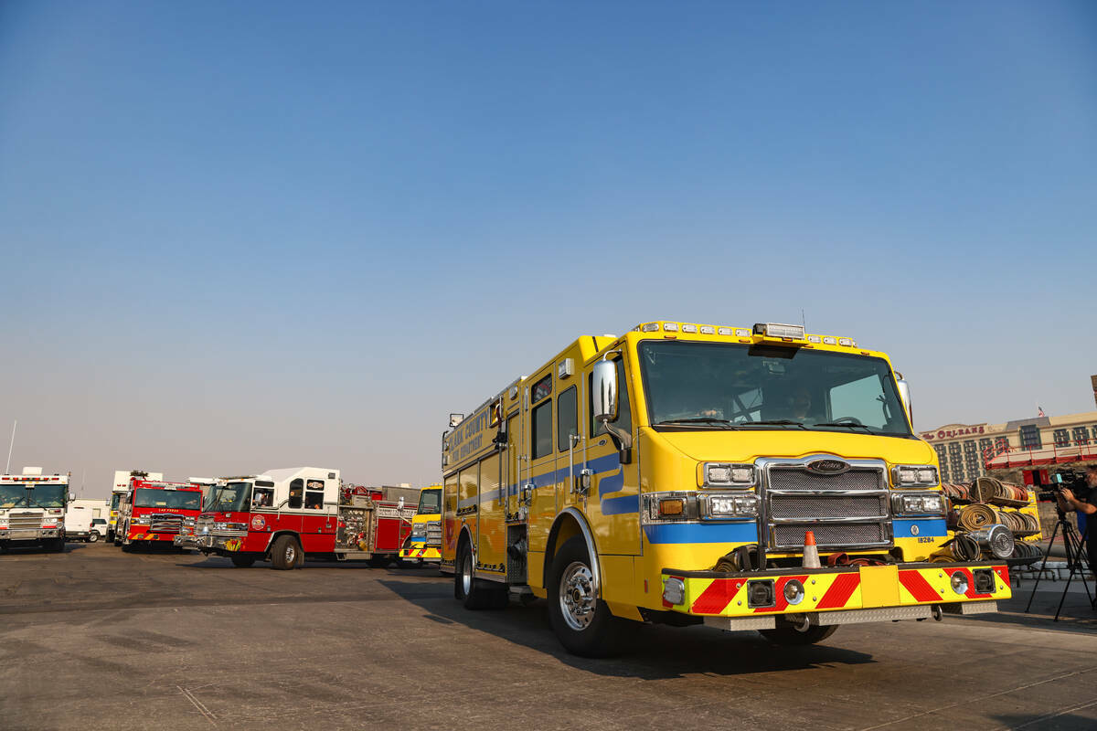 Bomberos parten hacia el incendio de Davis desde el centro de capacitación del Departamento de ...