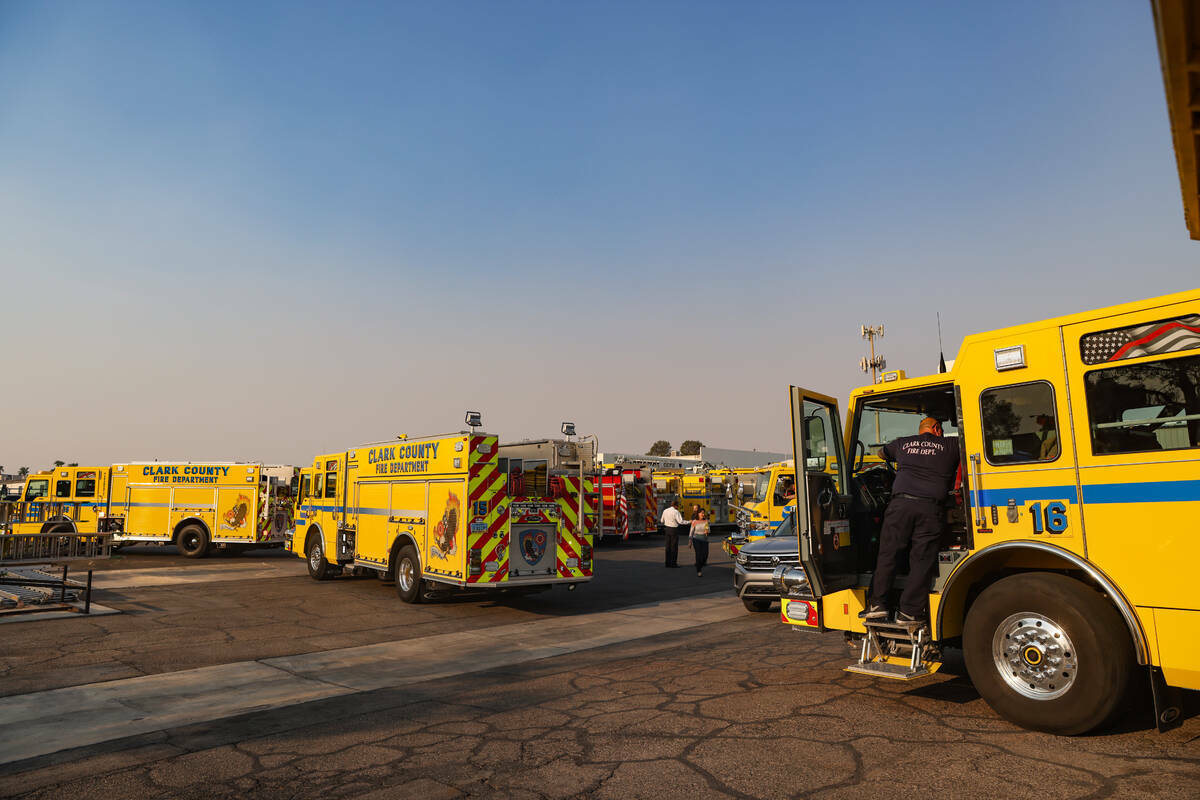 Bomberos se preparan para partir hacia el Incendio de Davis desde el centro de capacitación de ...