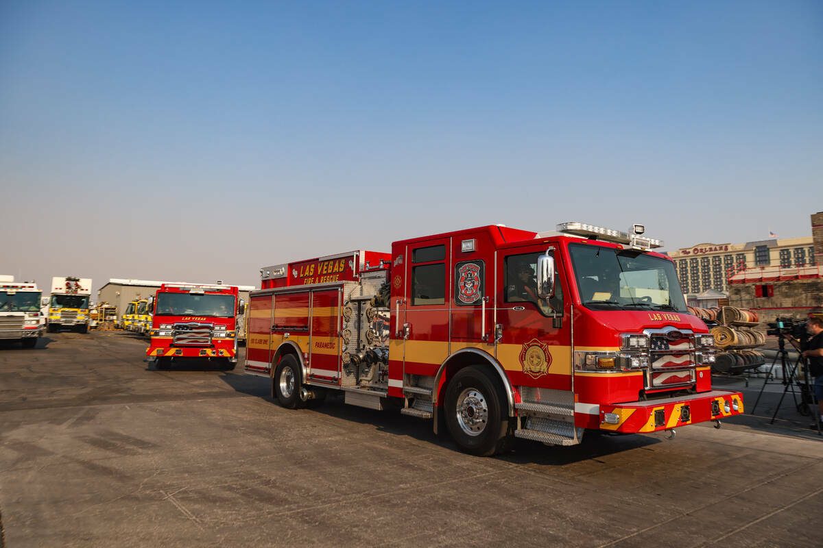 Bomberos parten hacia el Incendio de Davis desde el centro de capacitación del Departamento de ...