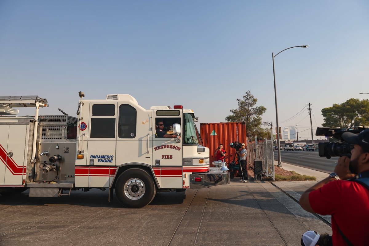 Bomberos parten hacia el incendio de Davis desde el centro de capacitación del Departamento de ...