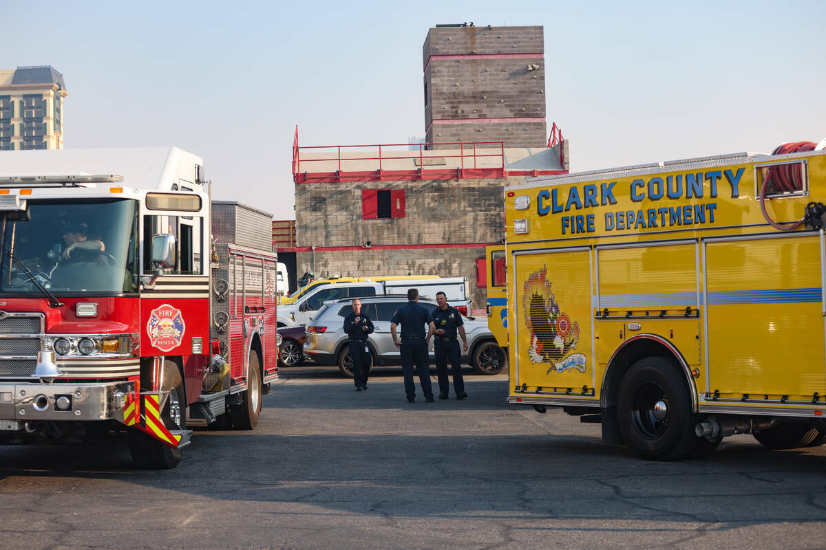 Bomberos se preparan para partir hacia el Incendio de Davis desde el centro de capacitación de ...