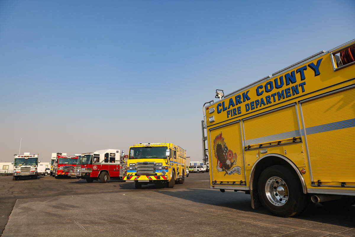 Bomberos parten hacia el Incendio de Davis desde el centro de capacitación del Departamento de ...