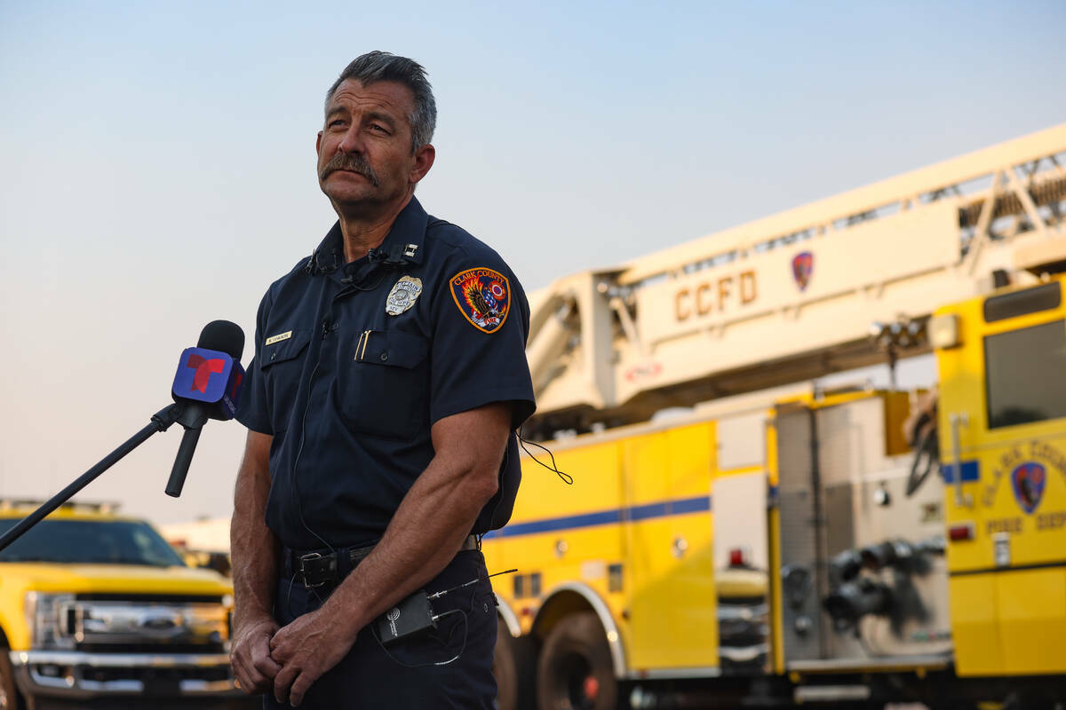 El capitán de Bomberos del Condado Clark, Matt Vanbuskirk, se dirige a los medios en el centro ...