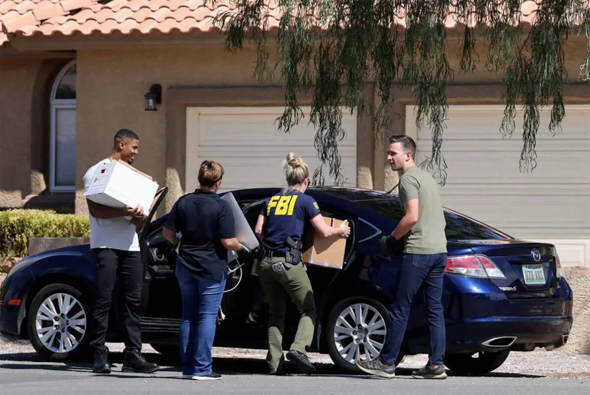 ARCHIVO - Personal del FBI retira cajas y computadoras de una casa en la esquina de West La Mad ...