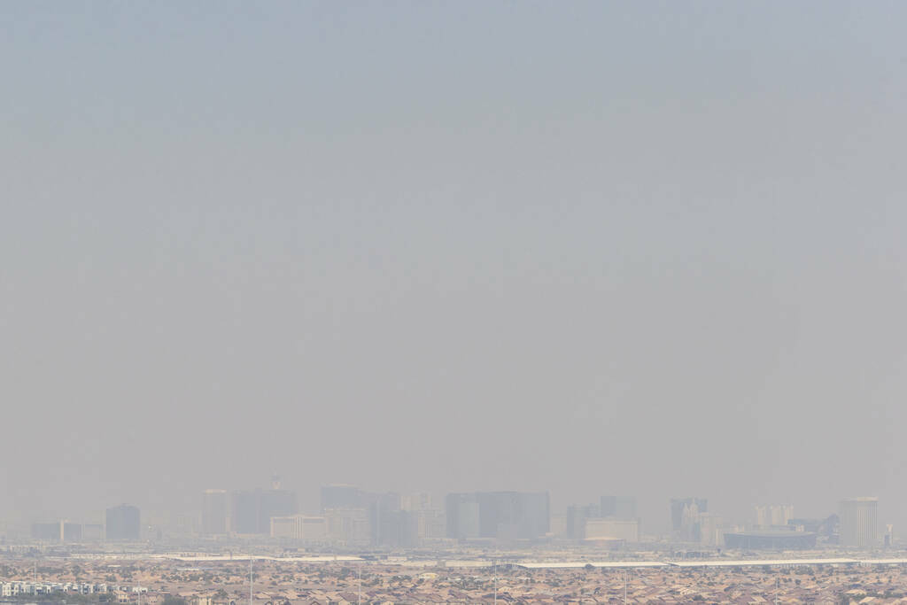 Fuertes vientos arrastran el humo de los incendios forestales de la costa oeste, envolviendo a ...