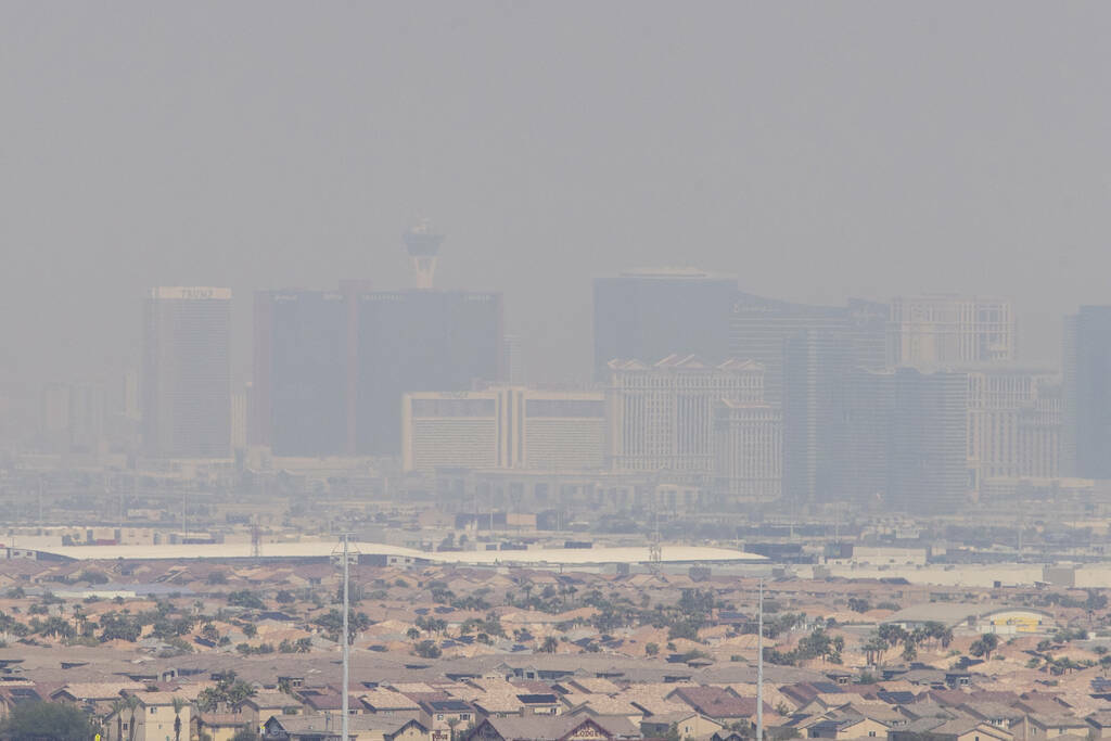 Fuertes vientos arrastran el humo de los incendios forestales de la costa oeste, envolviendo a ...