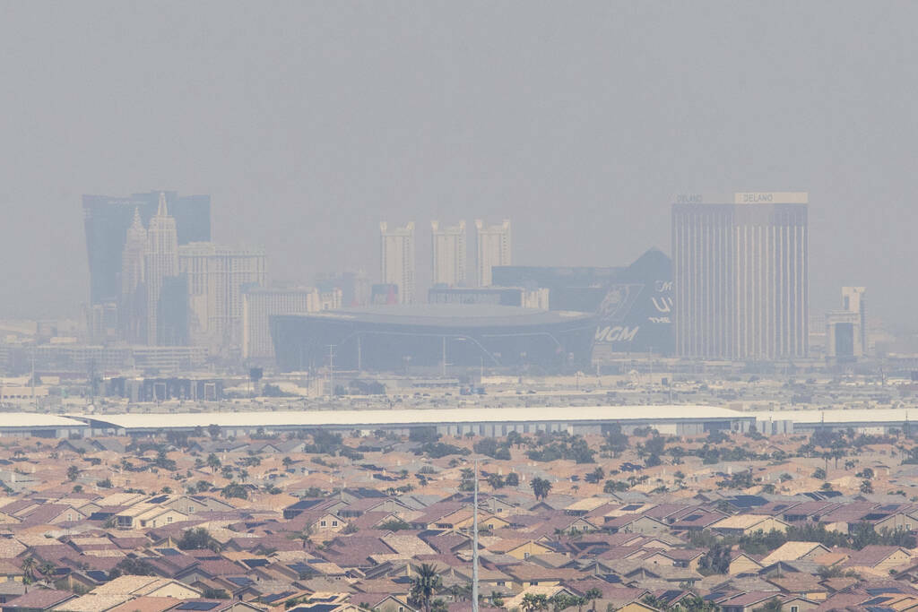 Fuertes vientos arrastran el humo de los incendios forestales de la costa oeste, envolviendo a ...