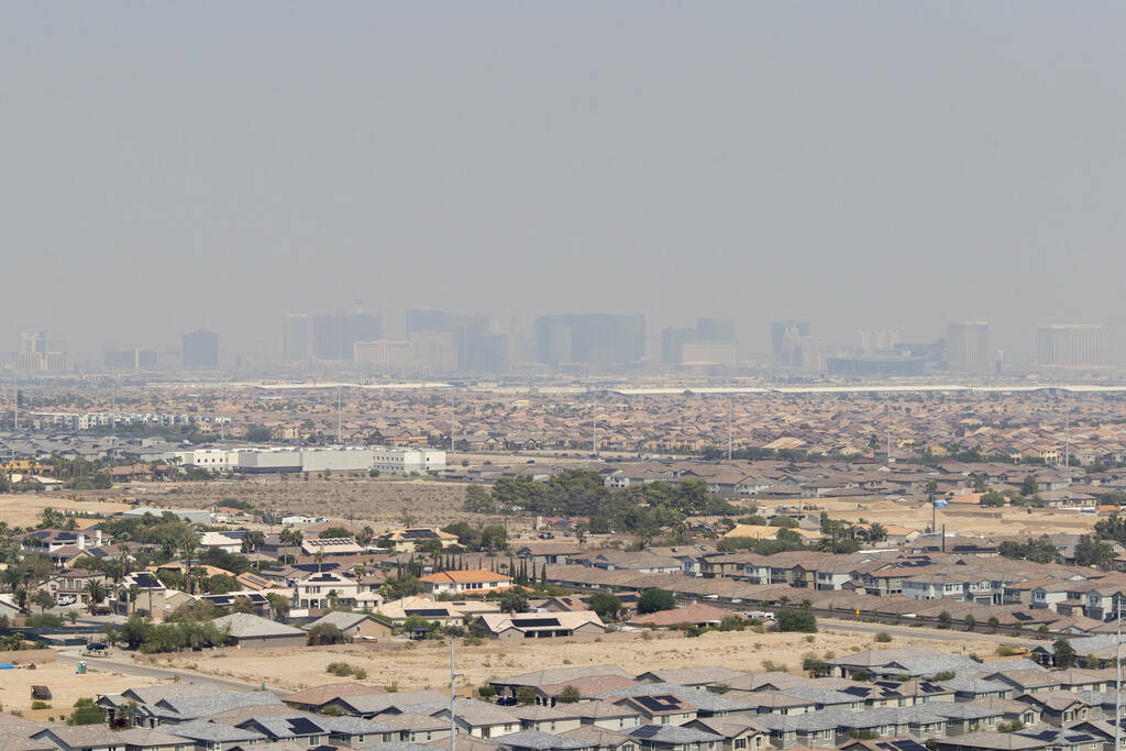 Fuertes vientos arrastran el humo de los incendios forestales de la costa oeste, envolviendo a ...