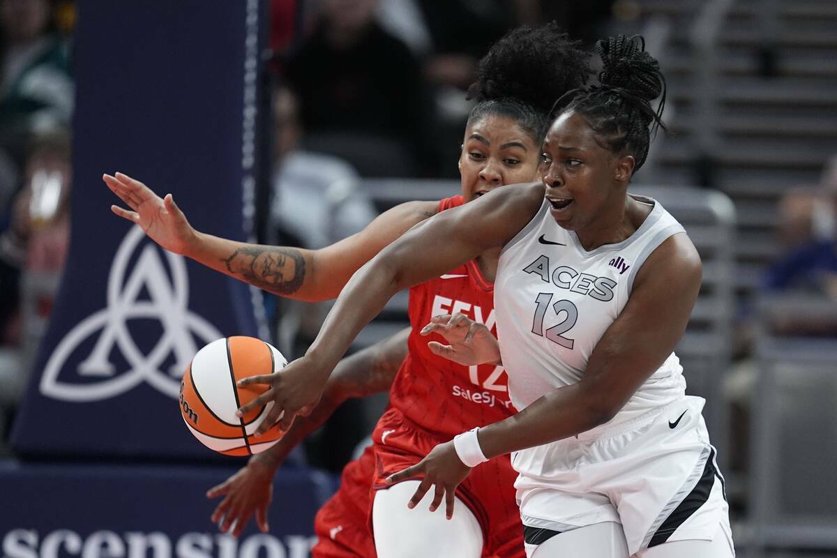 Chelsea Gray (12) de Las Vegas Aces hace un pase contra Damiris Dantas de Indiana Fever durante ...