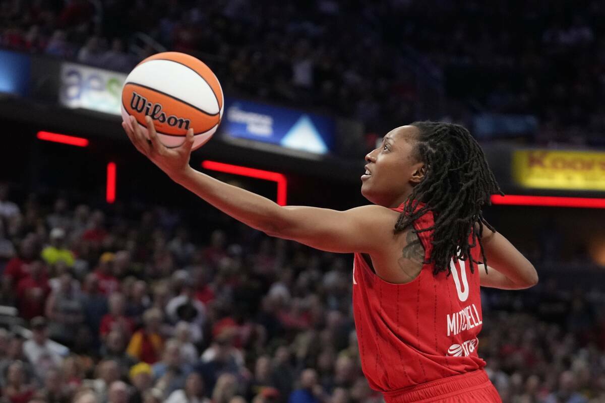 Kelsey Mitchell de Indiana Fever lanza durante la primera mitad de un partido de básquetbol de ...