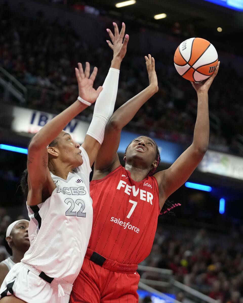 Aliyah Boston (7) de Indiana Fever lanza sobre A'ja Wilson (22) de Las Vegas Aces, durante la p ...