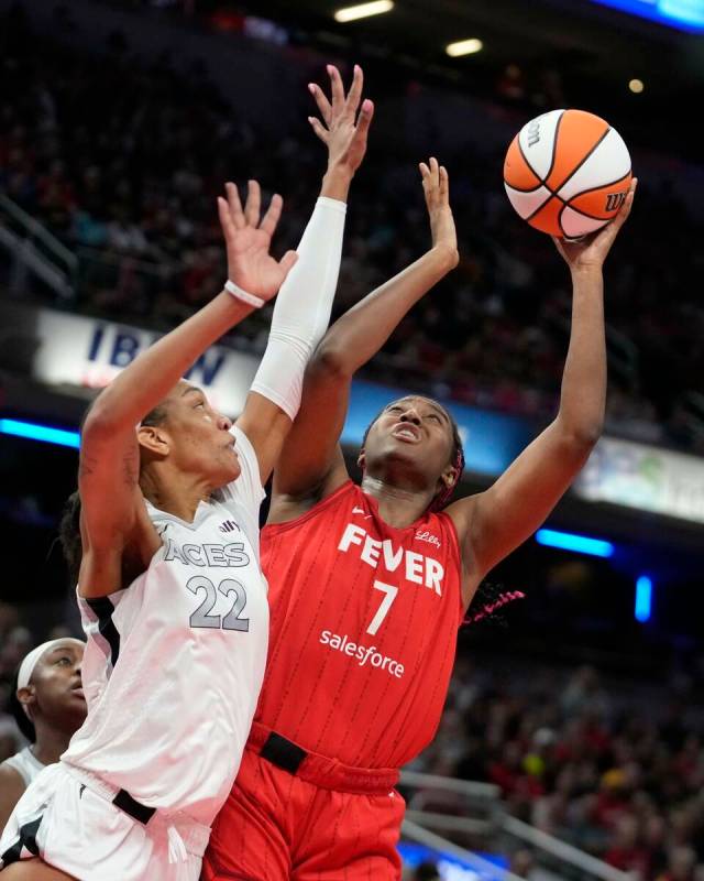 Aliyah Boston (7) de Indiana Fever lanza sobre A'ja Wilson (22) de Las Vegas Aces, durante la p ...