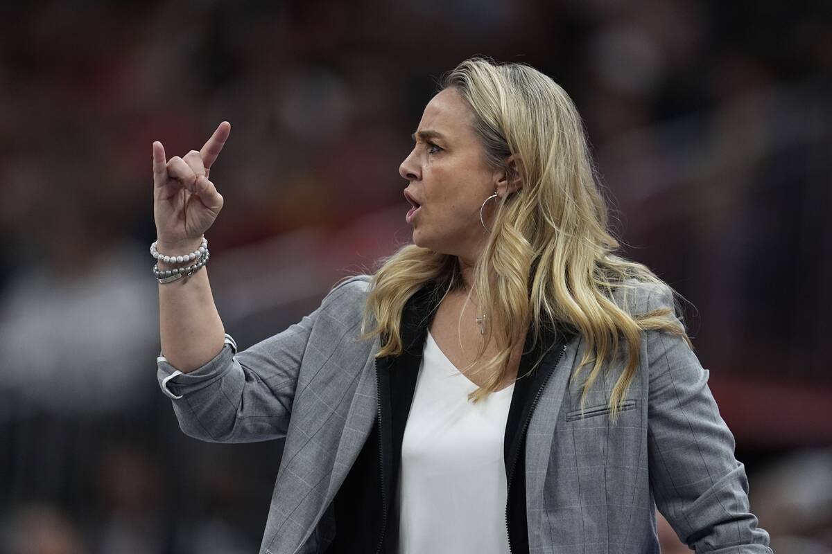 La entrenadora de Las Vegas Aces, Becky Hammon, llama a una jugada durante la segunda mitad de ...