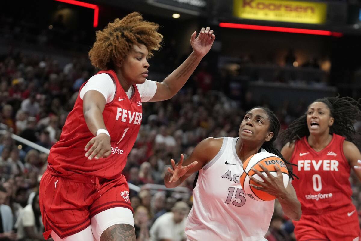 Tiffany Hayes (15) de Las Vegas Aces se acerca a la canasta contra NaLyssa Smith (1) de Indiana ...