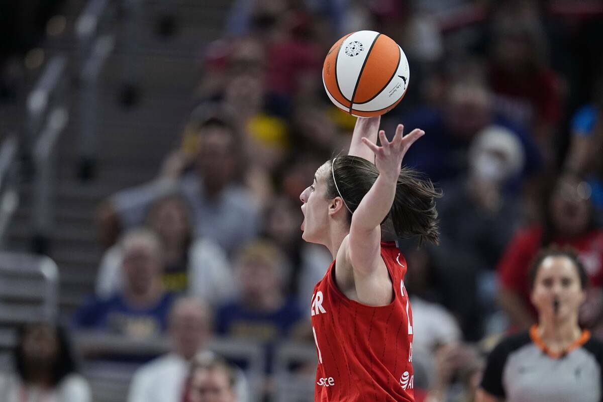 Caitlin Clark de Indiana Fever reacciona tras ser llamada por una falta durante la segunda mita ...