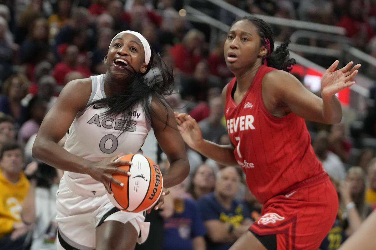 Jackie Young (0) de Las Vegas Aces entra a canasta contra Aliyah Boston de Indiana Fever durant ...