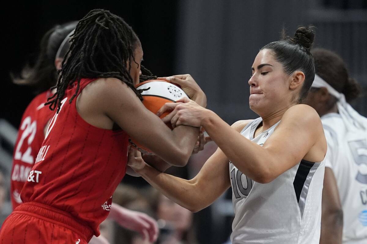 Kelsey Mitchell de Indiana Fever y Kelsey Plum de Las Vegas Aces luchan por un balón suelto du ...