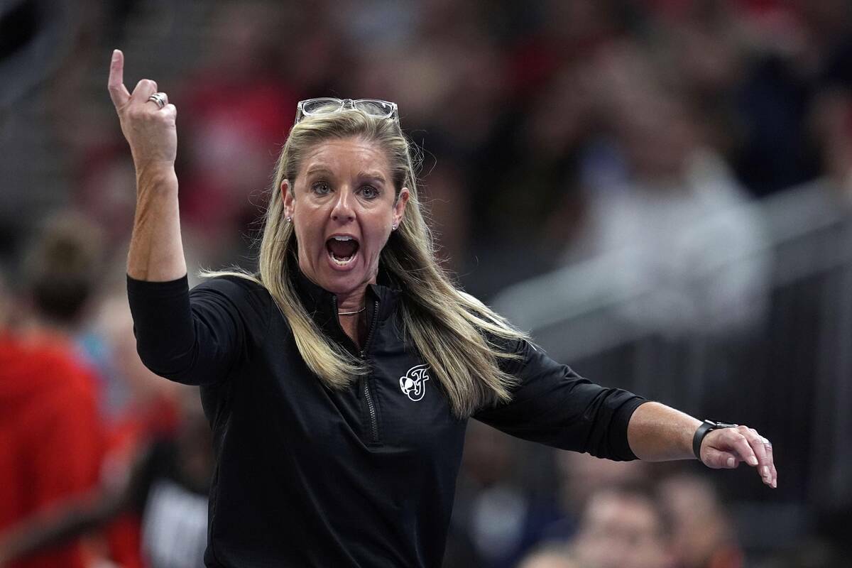 La entrenadora de las Indiana Fever, Christie Sides, cuestiona una falta durante la segunda mit ...