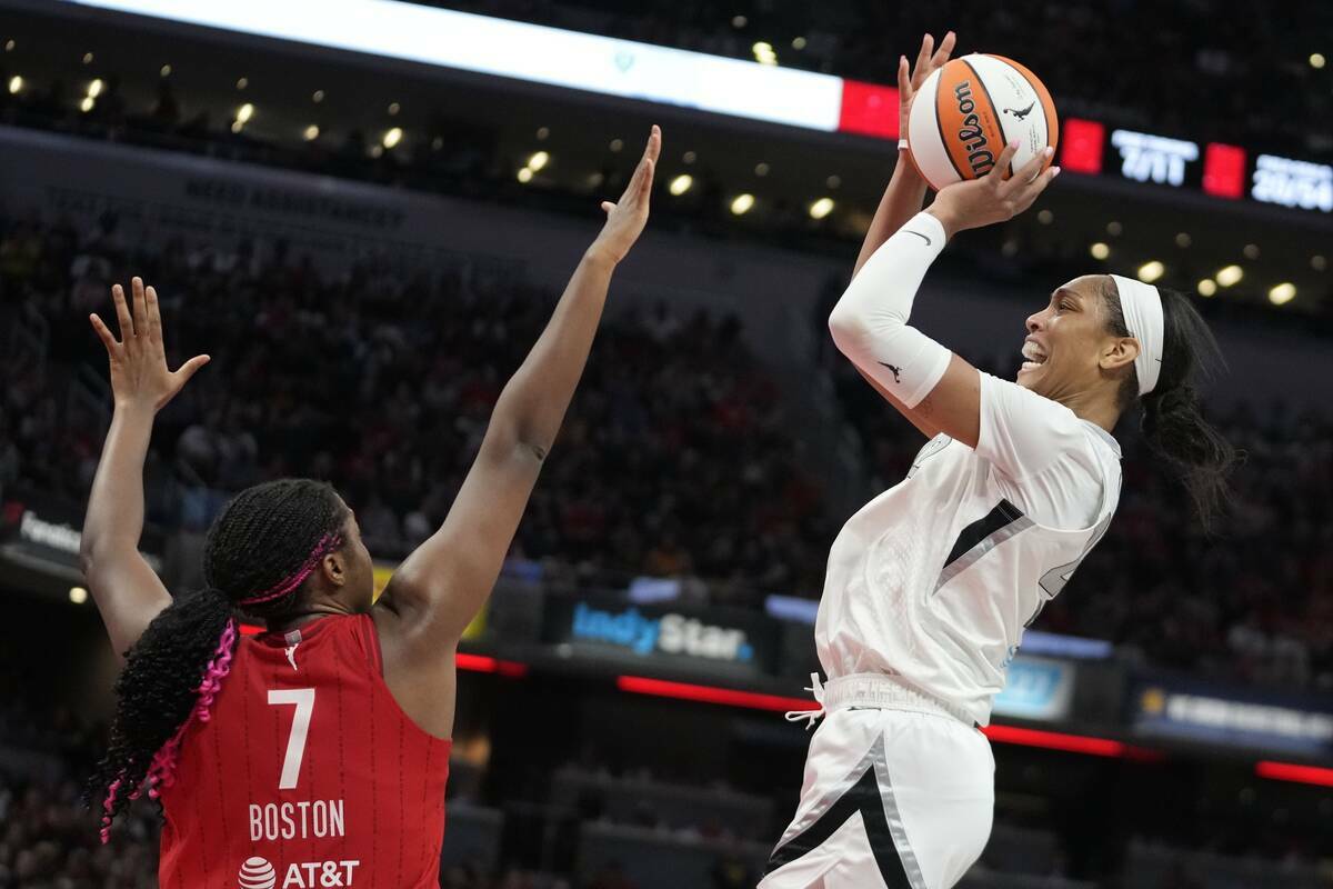 A'ja Wilson de Las Vegas Aces lanza sobre Aliyah Boston (7) de Indiana Fever durante la segunda ...