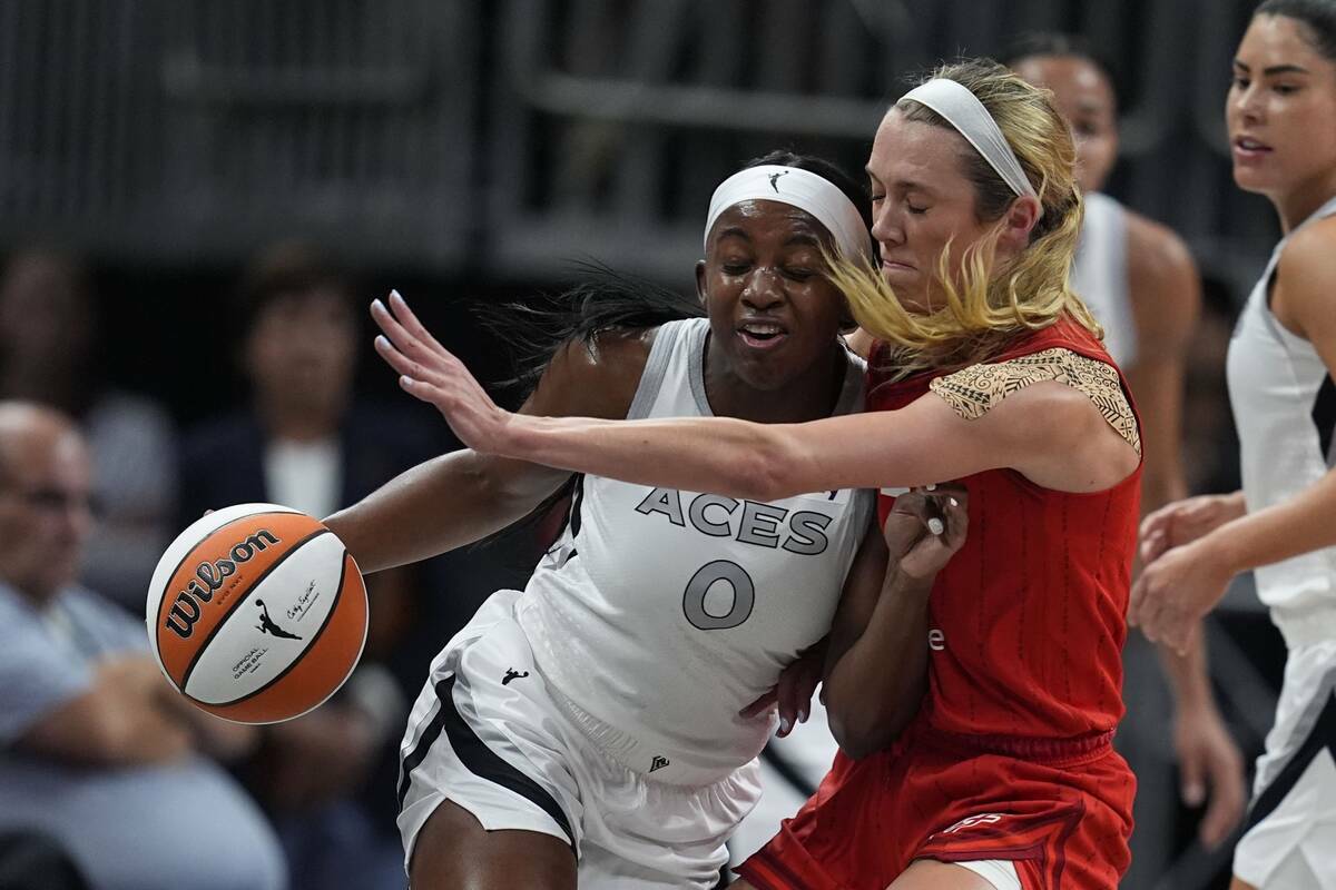 Jackie Young (0) de Las Vegas Aces es defendida por Lexie Hull de Indiana Fever durante la prim ...