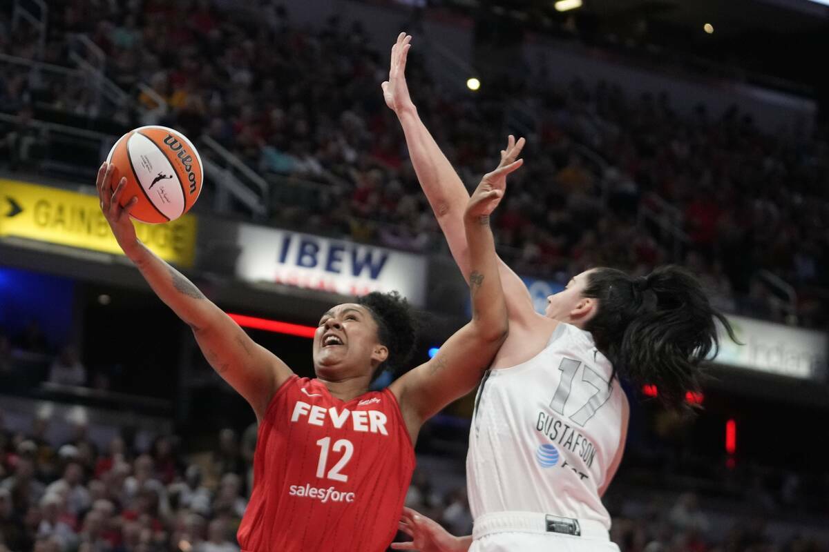 Damiris Dantas (12) de Indiana Fever lanza contra Megan Gustafson (17) de Las Vegas Aces durant ...