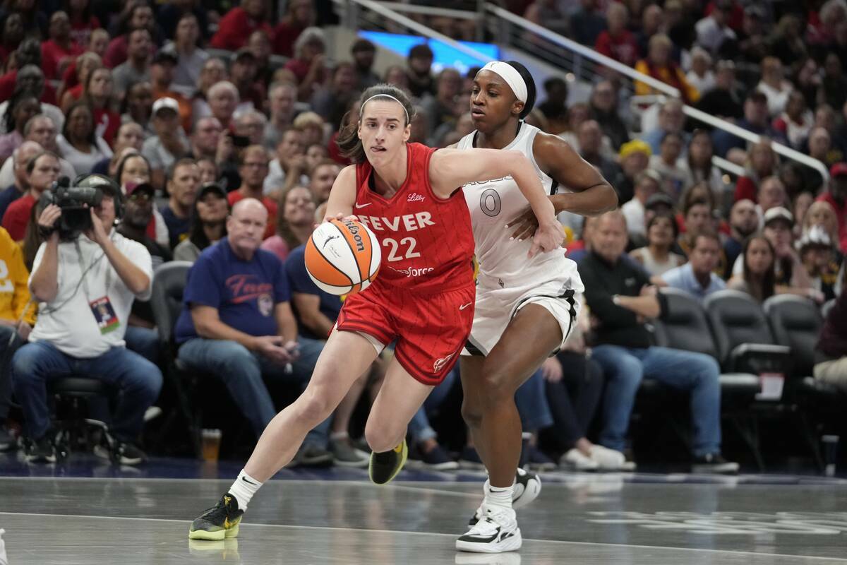 Caitlin Clark (22) de Indiana Fever entra a canasta contra Jackie Young (0) de Las Vegas Aces d ...