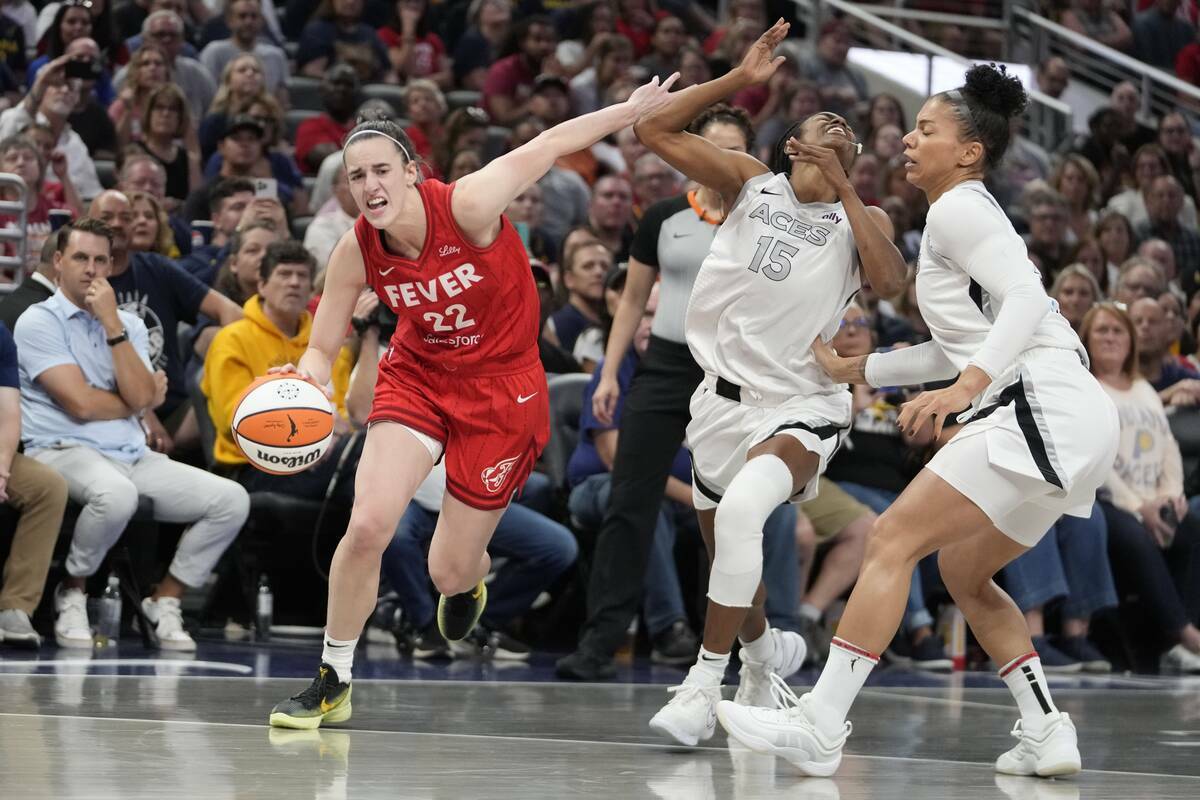 Caitlin Clark (22) de Indiana Fever es llamada por una falta contra Tiffany Hayes (15) de Las V ...