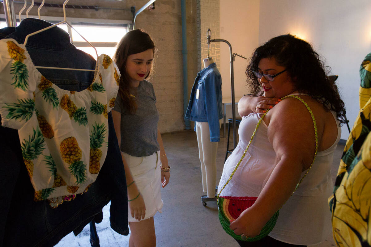 Fotografía de unas mujeres hispanas que trabajan en una tienda de ropa. (Felipe Chacón/EFE)