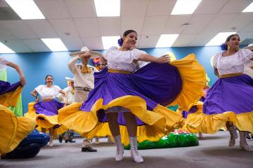 Miembros del Ballet Folklorico de Sunrise Mountain High se presentan para estudiantes y persona ...