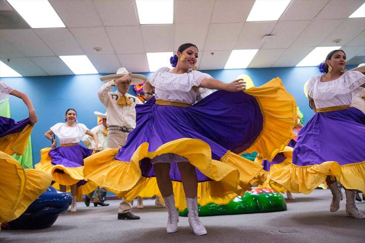 Miembros del Ballet Folklorico de Sunrise Mountain High se presentan para estudiantes y persona ...