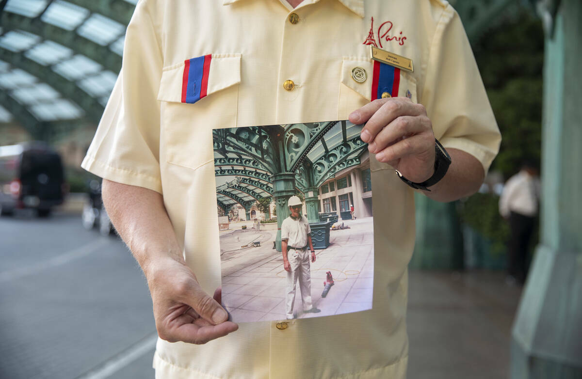 James Ealey, empleado del Paris Las Vegas desde su apertura, junto a una fotografía de su prim ...