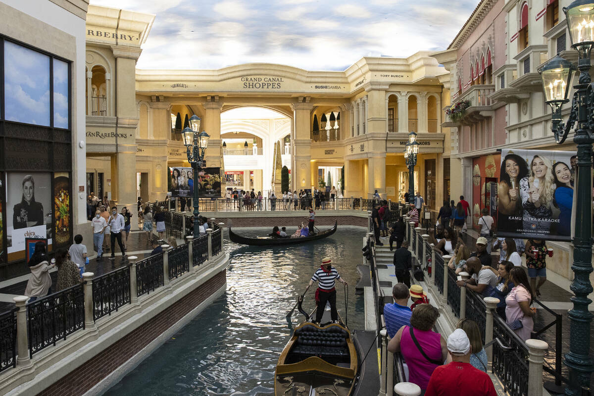 Turistas dan un paseo en góndola por el Gran Canal del hotel-casino Venetian, fotografiado el ...