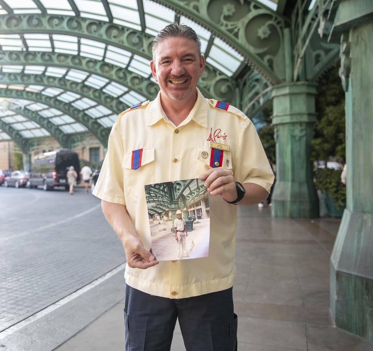 James Ealey, empleado del Paris Las Vegas, junto a una fotografía de su primer día de trabajo ...