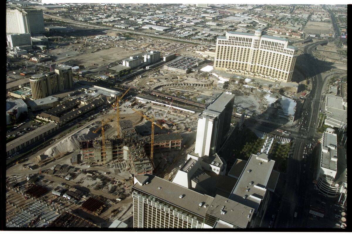 Vista aérea de Las Vegas tomada desde un helicóptero en 1997. Esta imagen muestra la construc ...