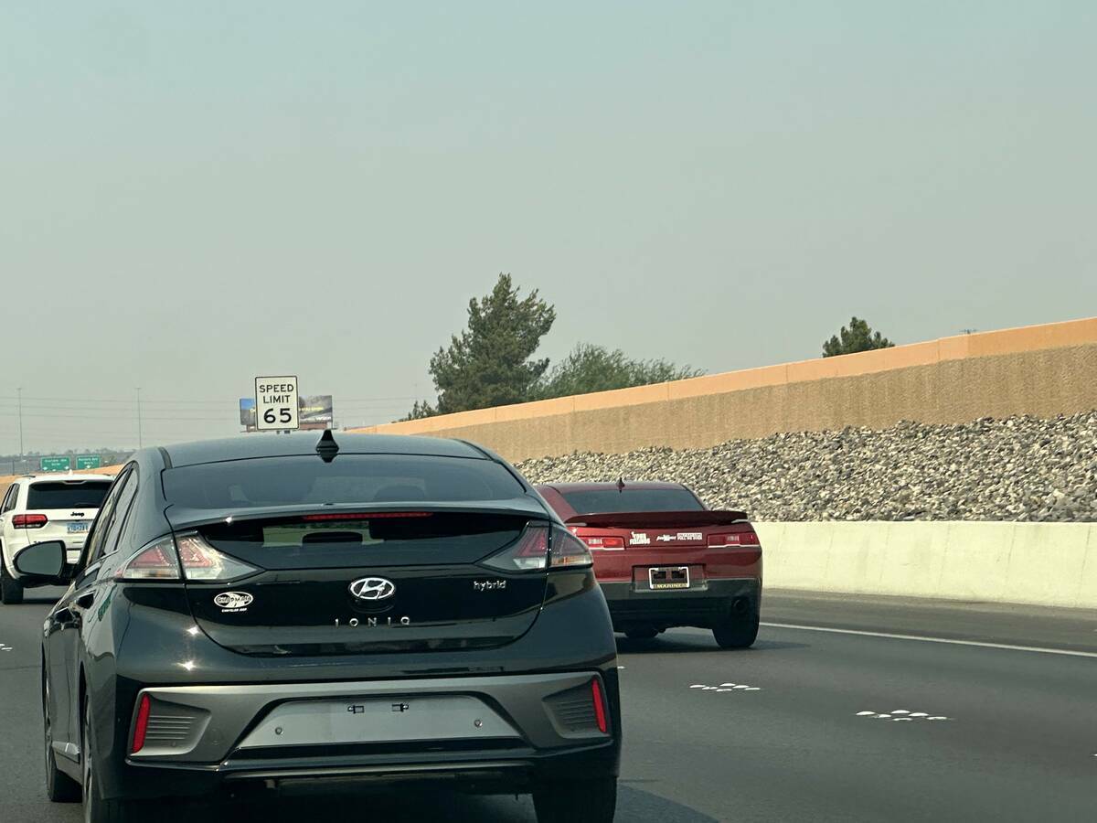 Dos vehículos sin placas vehiculares circulan por el 215 Beltway, en Henderson, el miércoles ...