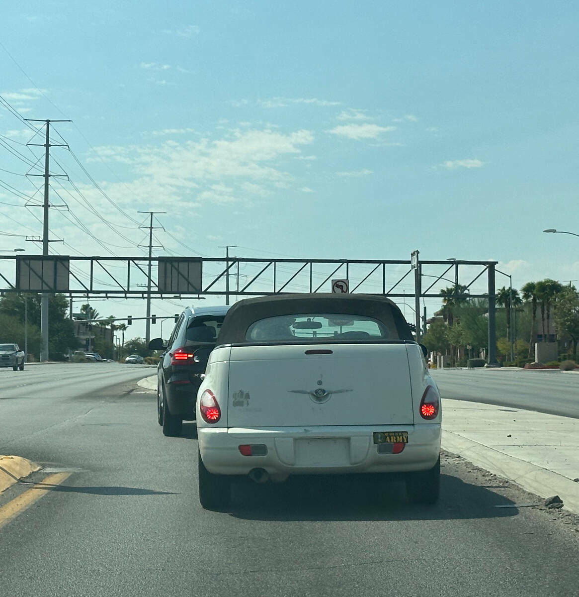 Un vehículo sin placas vehiculares circula por St. Rose Parkway, justo al sur del 215 Beltway, ...