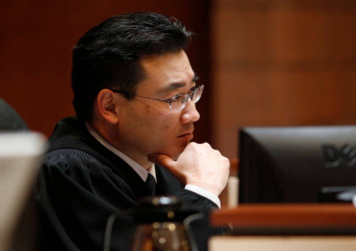 El juez Kalani Hoo preside el Tribunal de Justicia de North Las Vegas, en North Las Vegas, el m ...